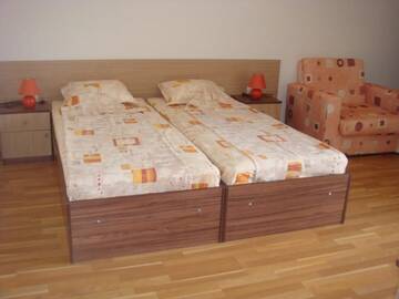 Фото номера Трехместный номер с балконом (2 взрослых + 1 ребенок) Отель Ivatea Family Hotel г. Равда 6