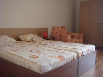 Фото номера Трехместный номер с балконом (2 взрослых + 1 ребенок) Отель Ivatea Family Hotel г. Равда 9