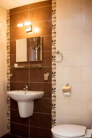 Фото номера Трехместный номер с балконом (2 взрослых + 1 ребенок) Отель Ivatea Family Hotel г. Равда 23
