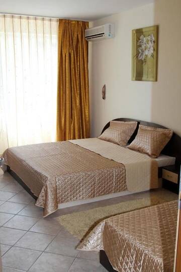 Фото номера Трехместный номер Отель Vlasta Family Hotel г. Равда 4