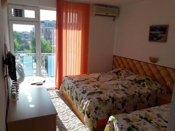 Фото номера Трехместный номер с собственной ванной комнатой Гостевой дом Sianie Guest House г. Равда 6