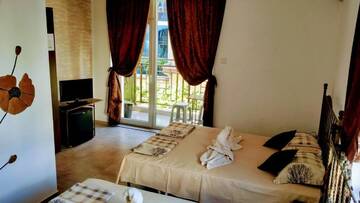 Фото номера Трехместный номер с террасой Гостевой дом Dracena Guesthouse г. Равда 3