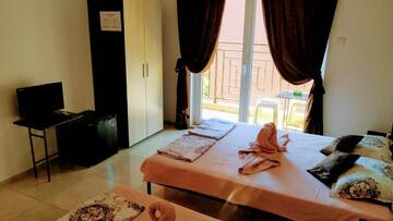 Фото номера Трехместный номер с террасой Гостевой дом Dracena Guesthouse г. Равда 3