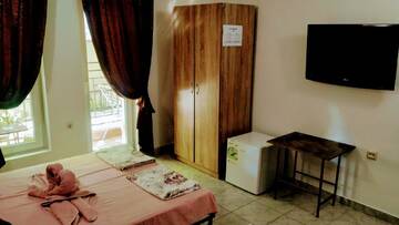 Фото номера Трехместный номер с террасой Гостевой дом Dracena Guesthouse г. Равда 3