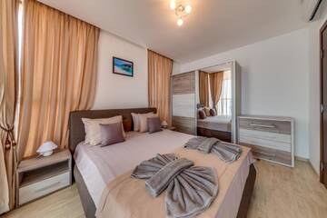 Фото номера Апартаменты с 1 спальней и балконом с видом на море Апарт-отели Apartcomplex Golden Bay г. Равда 6