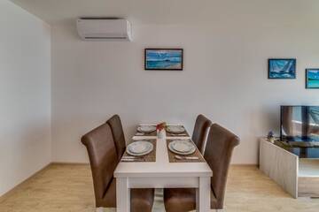Фото номера Апартаменты с 1 спальней и балконом с видом на море Апарт-отели Apartcomplex Golden Bay г. Равда 9