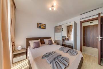 Фото номера Апартаменты с 1 спальней и балконом с видом на море Апарт-отели Apartcomplex Golden Bay г. Равда 12