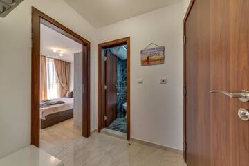 Фото номера Апартаменты с 1 спальней и балконом с видом на море Апарт-отели Apartcomplex Golden Bay г. Равда 16