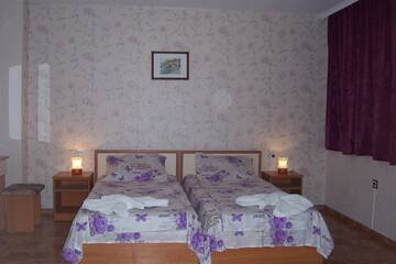 Фото номера Трехместный номер с балконом Гостевой дом NELLY Guest House г. Равда 2