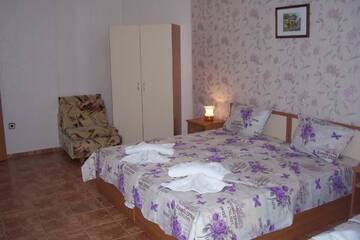 Фото номера Трехместный номер с балконом Гостевой дом NELLY Guest House г. Равда 5