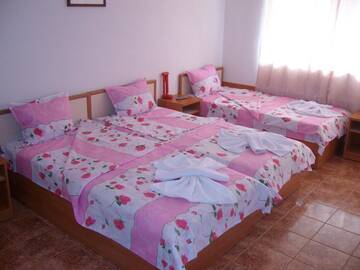 Фото номера Трехместный номер с балконом Гостевой дом NELLY Guest House г. Равда 8