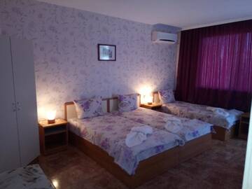 Фото номера Трехместный номер с балконом Гостевой дом NELLY Guest House г. Равда 6
