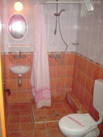 Фото номера Трехместный номер с балконом Гостевой дом NELLY Guest House г. Равда 9