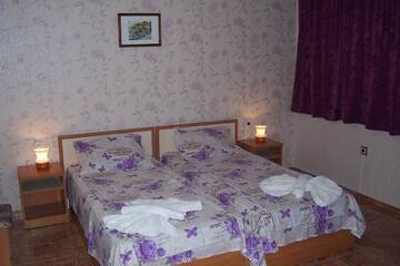 Фото номера Трехместный номер с балконом Гостевой дом NELLY Guest House г. Равда 3