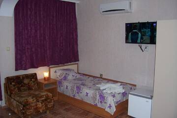 Фото номера Трехместный номер с балконом Гостевой дом NELLY Guest House г. Равда 4