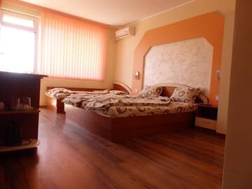 Фото номера Трехместный номер с балконом Гостевой дом Guest house Napoli г. Равда 11