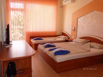 Фото номера Трехместный номер с балконом Гостевой дом Guest house Napoli г. Равда 4