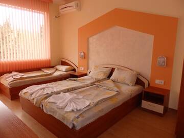 Фото номера Трехместный номер с балконом Гостевой дом Guest house Napoli г. Равда 8