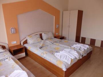 Фото номера Трехместный номер с балконом Гостевой дом Guest house Napoli г. Равда 7