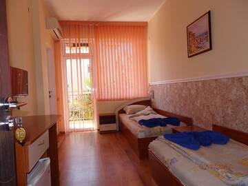 Фото номера Двухместный номер с балконом Гостевой дом Guest house Napoli г. Равда 2